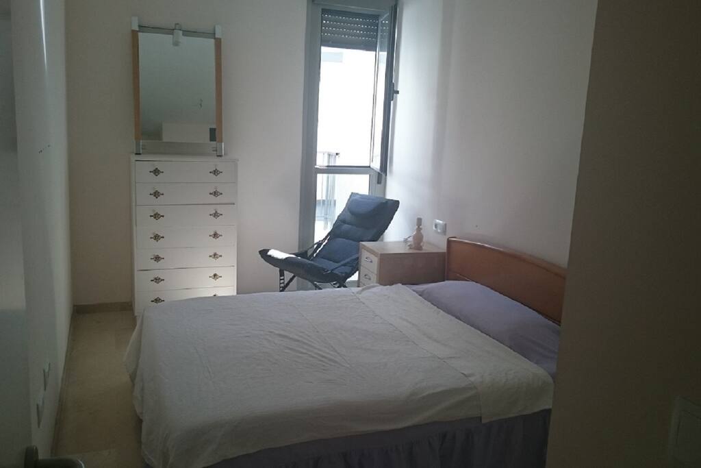 Dormitorio con cama de 150cm