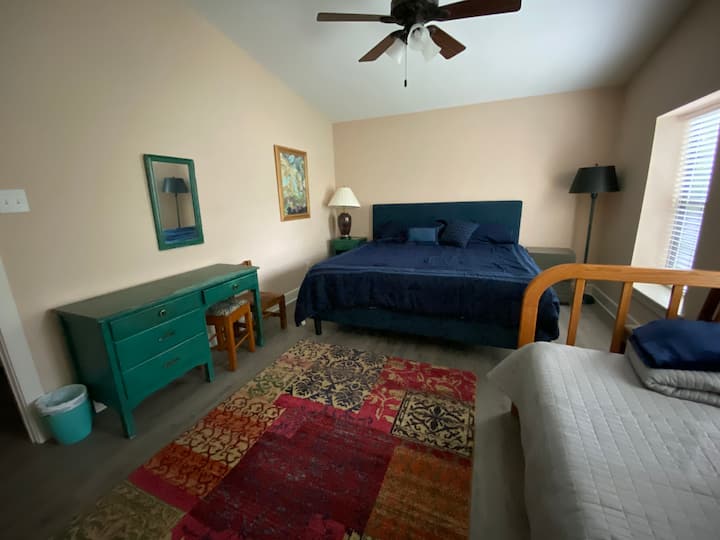 La cama tamaño king y la litera son en realidad una cama nido. La cama inferior se retira como un cajón.  Adecuado para un niño o adulto pequeño.