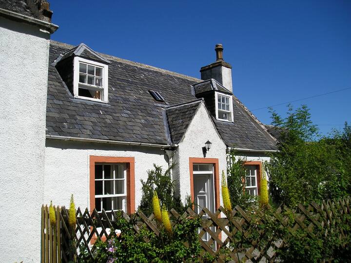 Honeysuckle Cottage 3 bed Highland cottage Cottages for Rent in