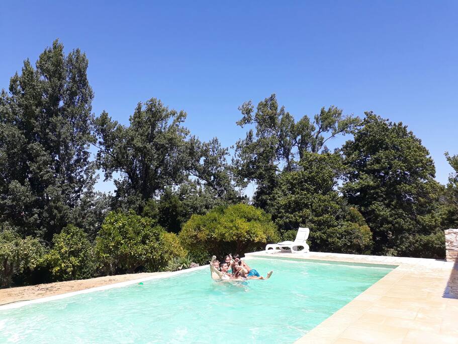 Piscina com alpendre e espaço lazer.