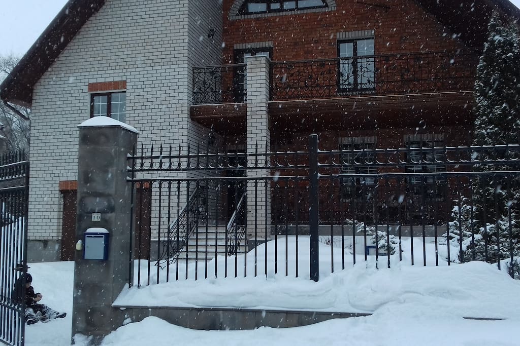 Зимы у нас очень снежные. Наш дом.