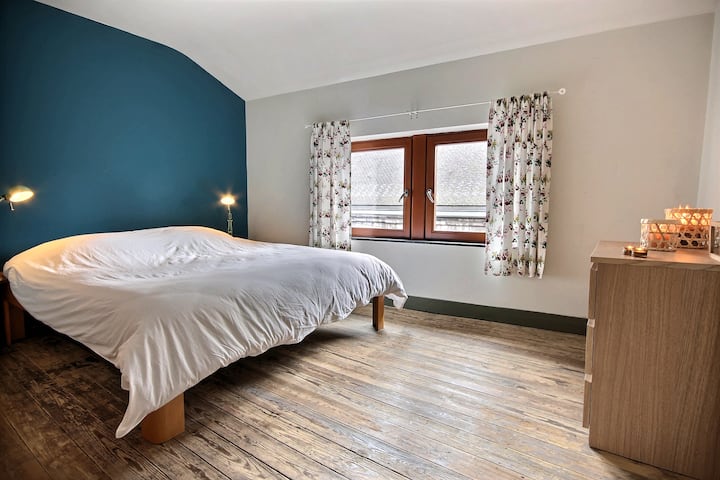 Habitación con cama doble cómoda