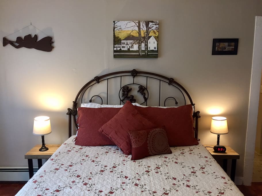 Bedroom - queen size bed