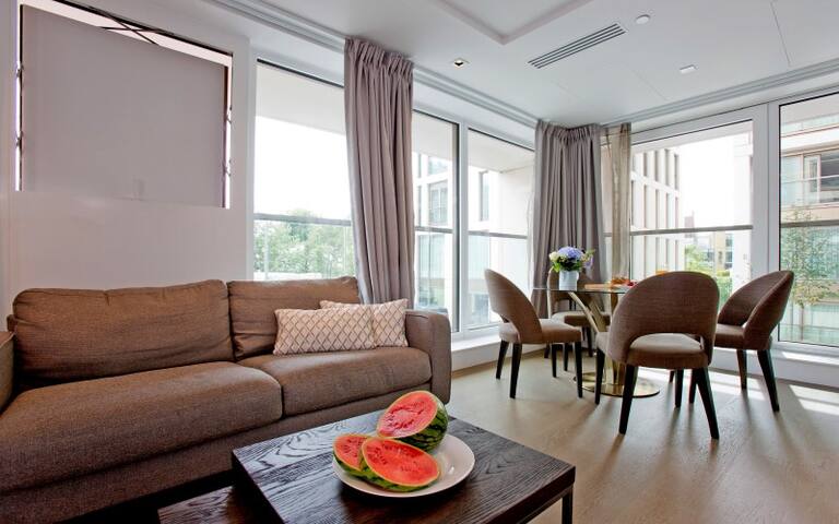 Stunning and Elegant 2 Bedroom in Kensington gallery image 3