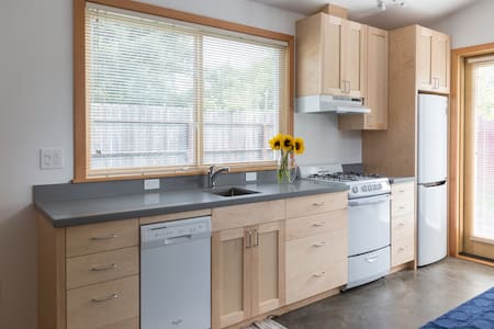 7-30 day Private Cottage Oakland/Emeryville border