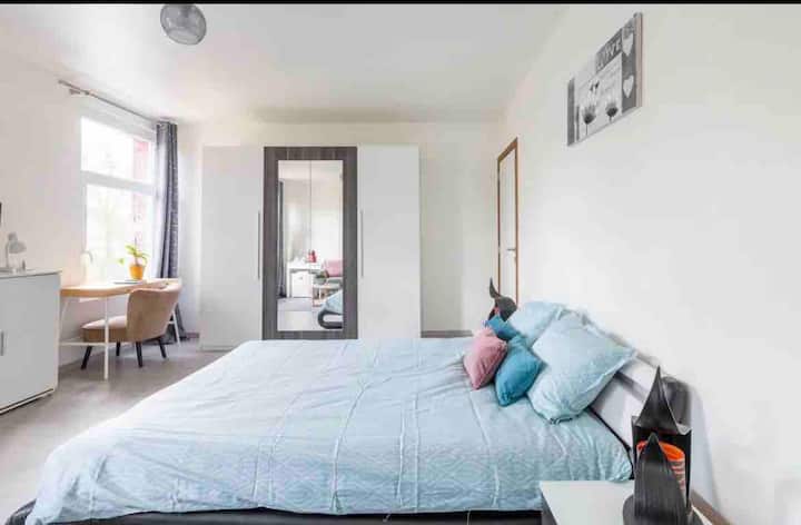 Dhoma e gjumit 1 
krevat: (180/200 cm. )