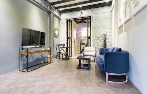 Comfy house-walk to RoyalPalace