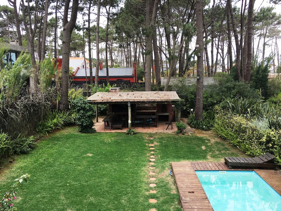 Vista desde el Master Bedroom al Patio con Piscina, Barbacoa con Parrillero y Horno a Leña.
