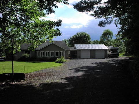 Haven Woods, quiet house, minutes to Ithaca w/ AC