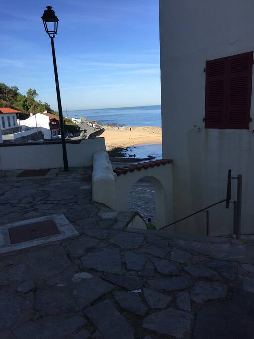 deuxième entrée. Accès avec ascenseur aux plages.