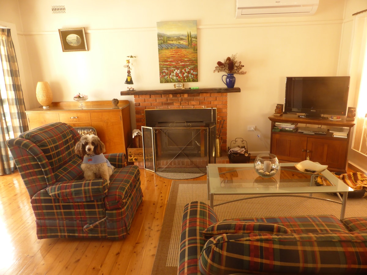 Popular Airbnb listing: Shetlands - Wentworth Falls mountain cottage in Blue Mountains City Council