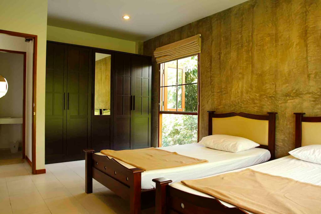 Bedroom with 2 single beds and wardrobe and air-condition
