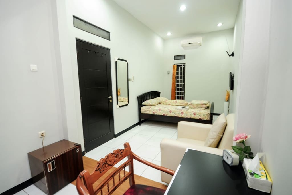 Kamar dengan ukuran 20 m2, dilengakapi dengan TV 32"