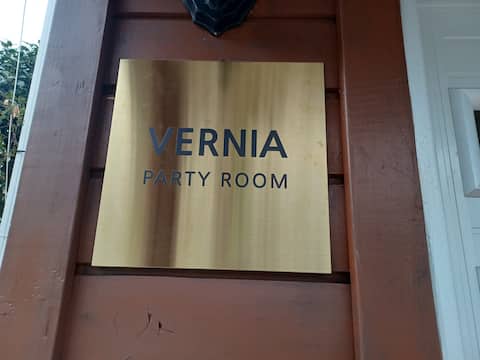 Bernia Party 5 Bedroom House