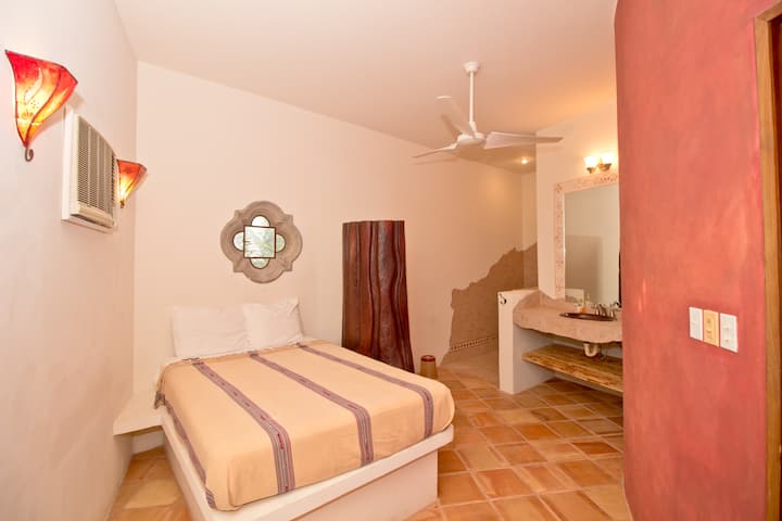 غرفة نوم في الطابق الثاني وحمام داخلي