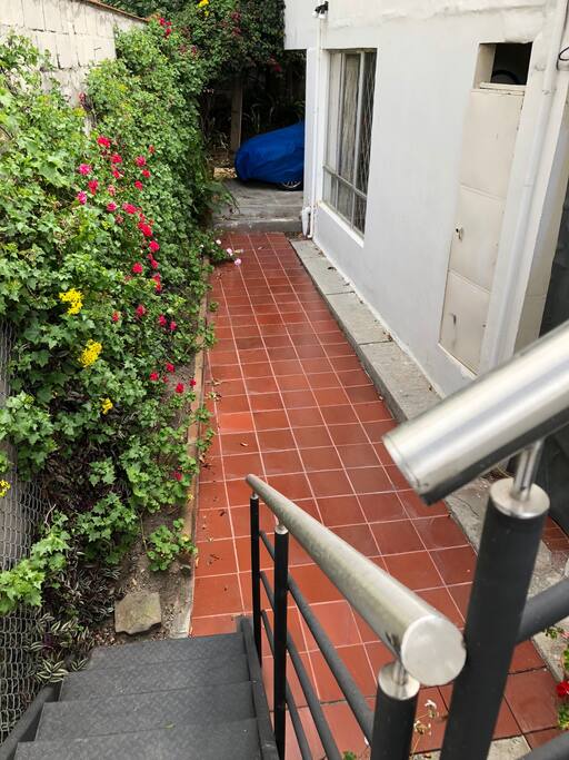 Vista desde las escaleras hacia la salida