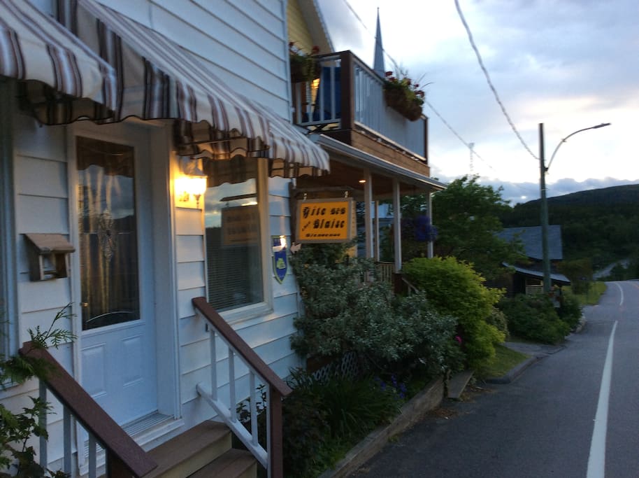 Le Gîte chez Blaise est situé au cœur du village et près de toutes les activités. Stationnement gratuit à l'avant pour les clients.