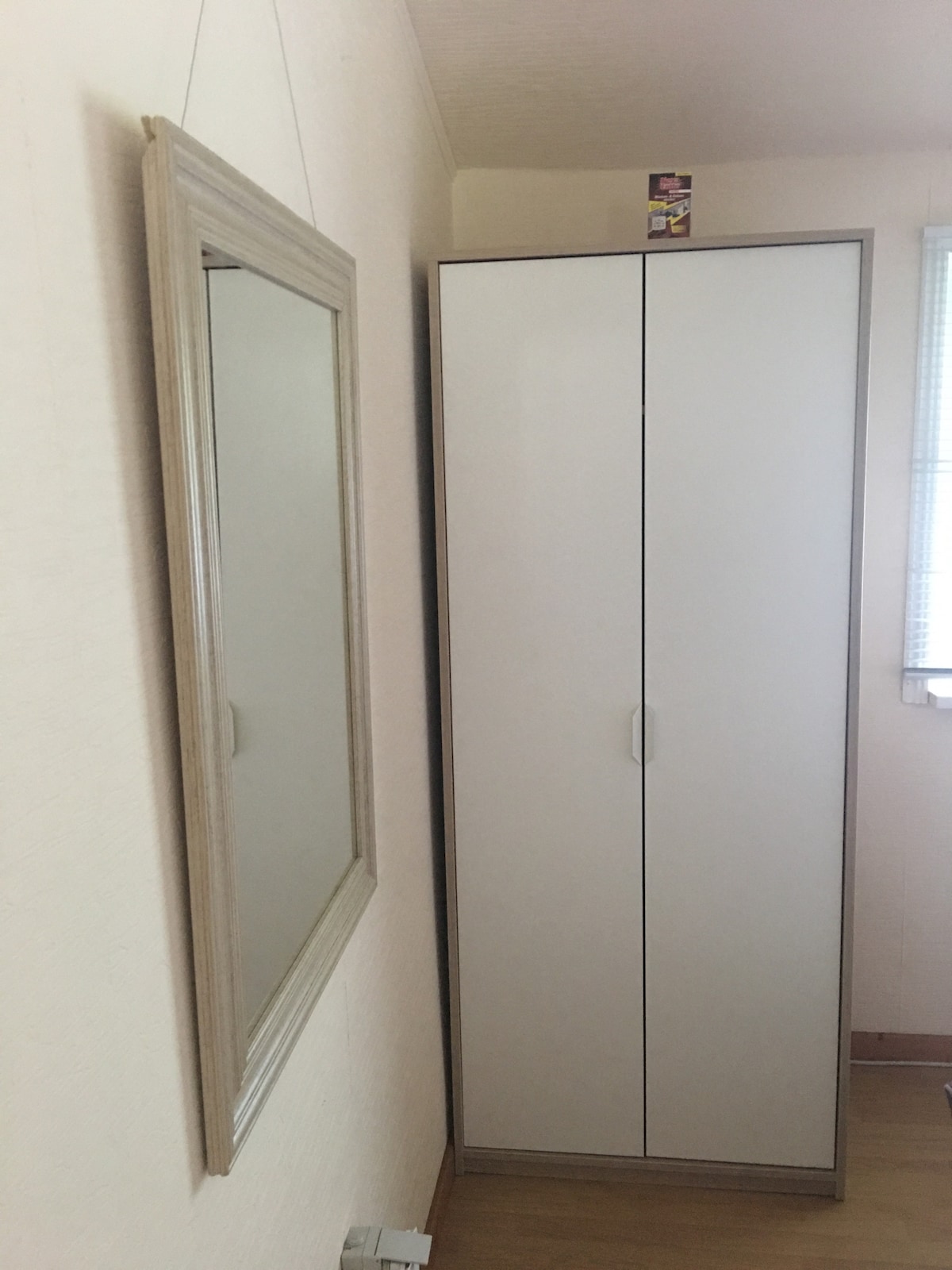 Kledingkast in de grote slaapkamer