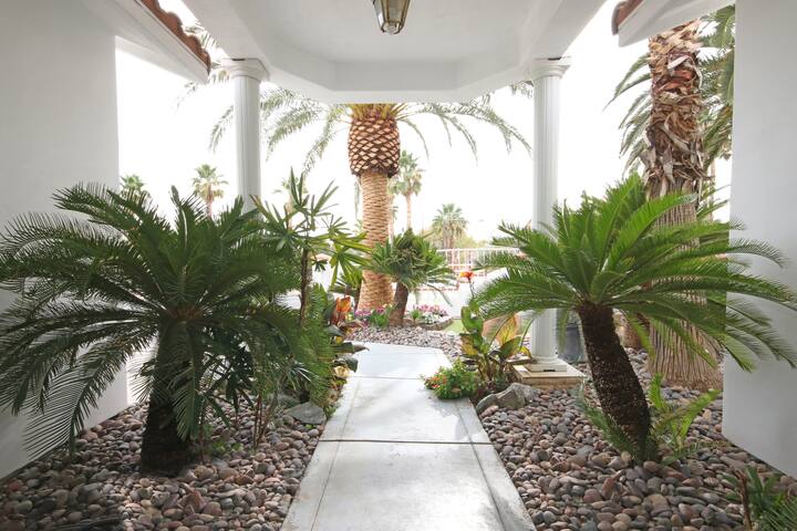 Private pool with grotto and tiki hut. gallery image 4