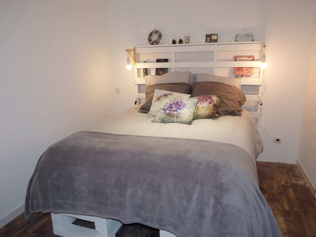 Starehe sana 140x190 kitanda na slatted kitanda msingi, godoro nzuri na godoro topper kuweka usiku wako laini.