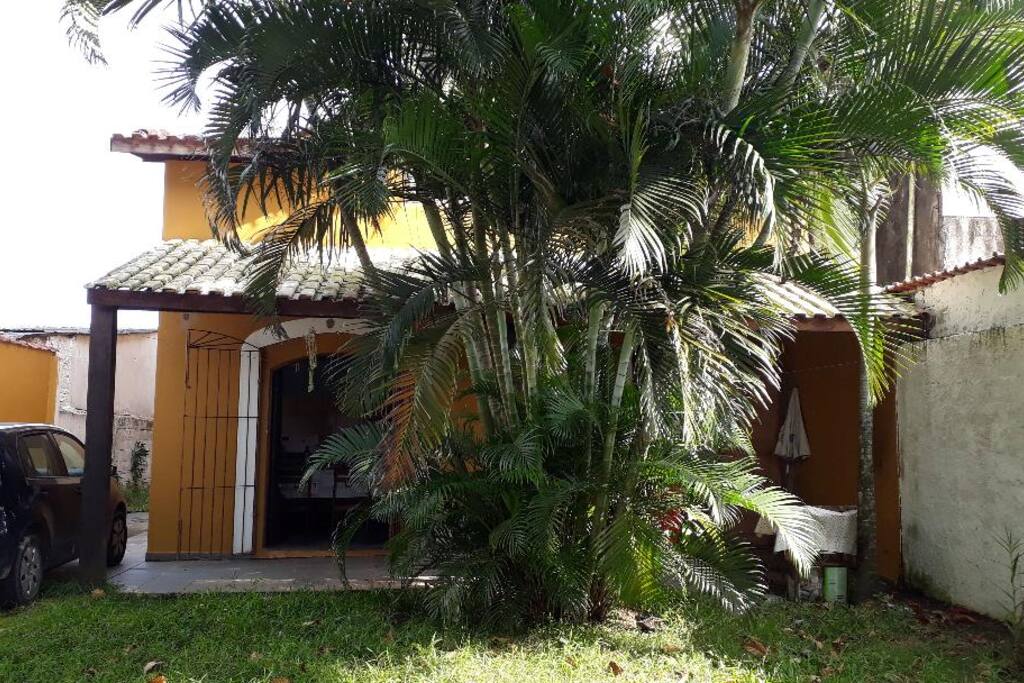 Frente da casa. Entrada principal pela porta balcão