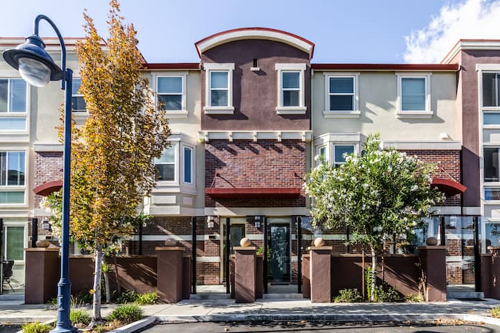 3bd/3br Luxury Townhome with Pool & Garage