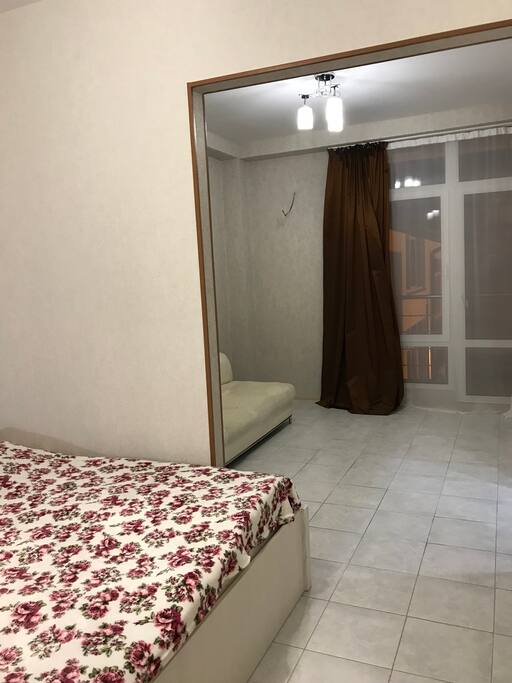Вид из спальни на дверь балкона