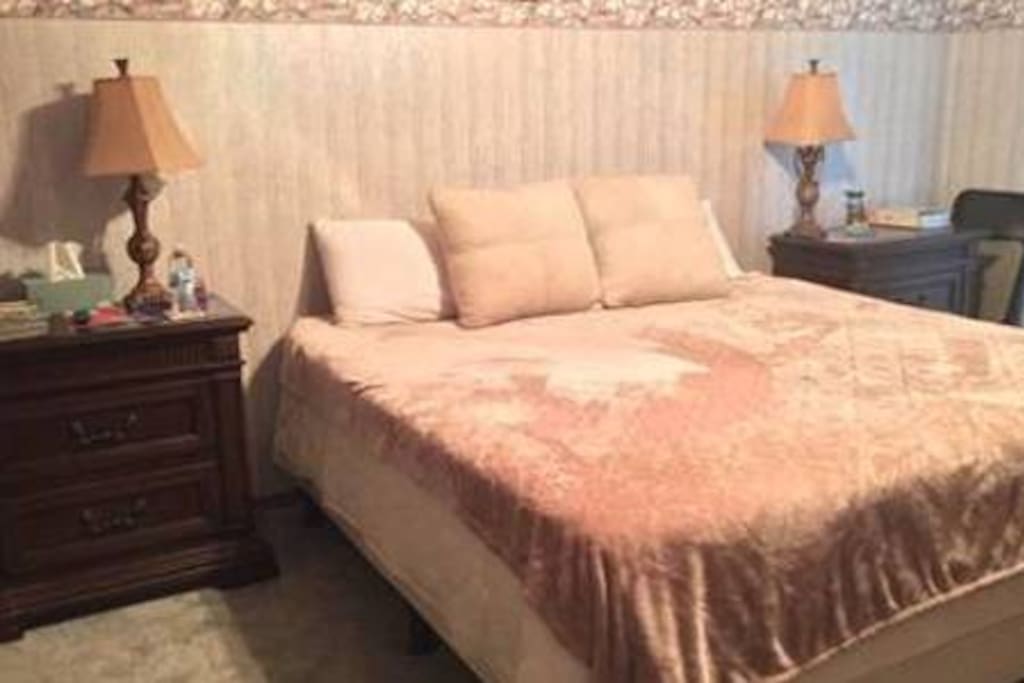 Large master bedroom with King size Tempurpedic bed