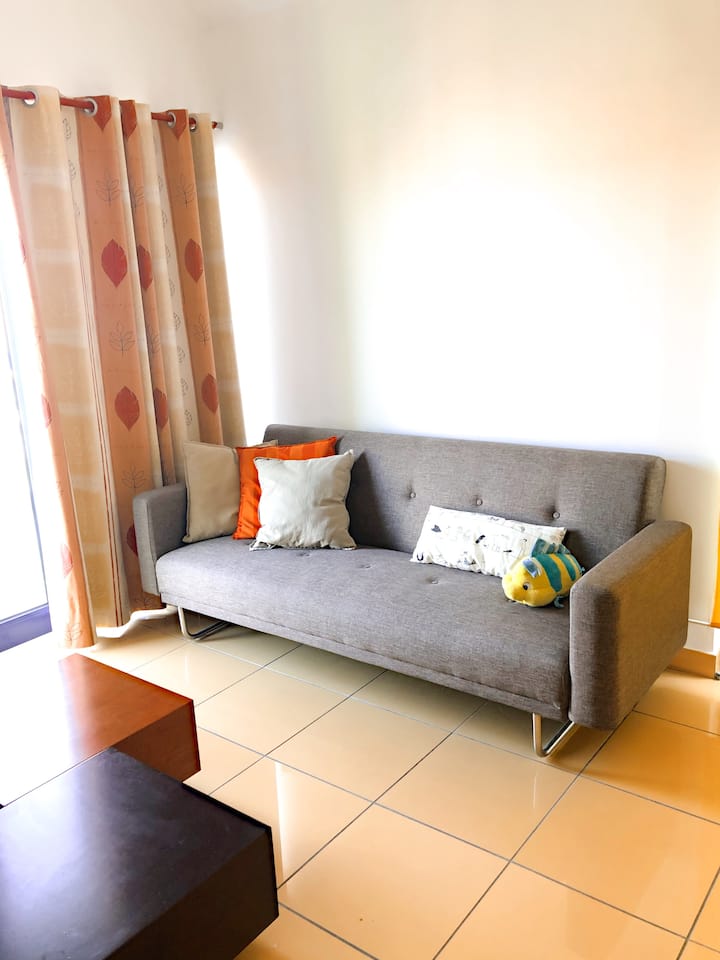 Ერთადგილიანი საწოლი და გასაშლელი დივანი პირველი სართულის დარბაზში/ Cama de solteiro e sofá cama no hall do primeiro andar.