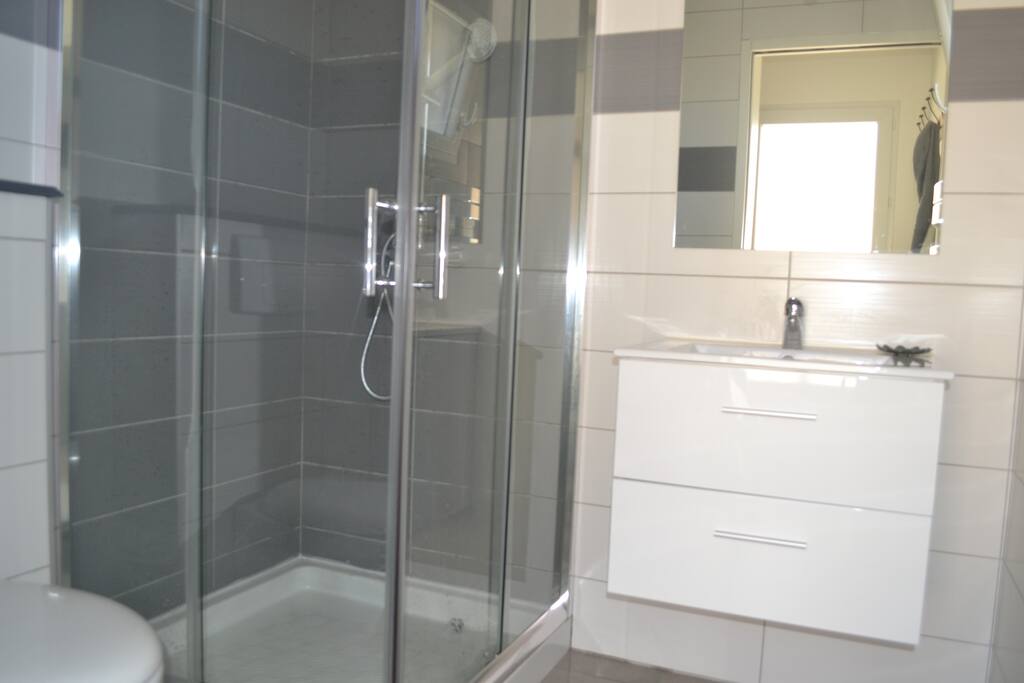 Salle de bain avec douche ,wc suspendu et vasque
