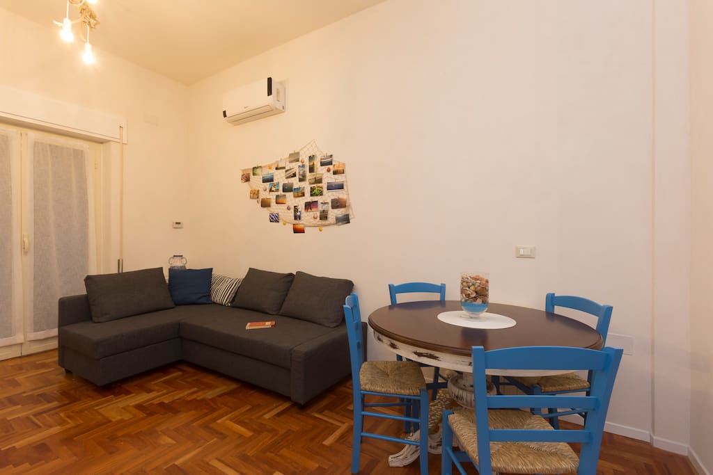 il divano letto matrimoniale e il tavolo da pranzo