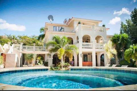 Villa de Zecheo Luxury waterfront Villa Rincon
