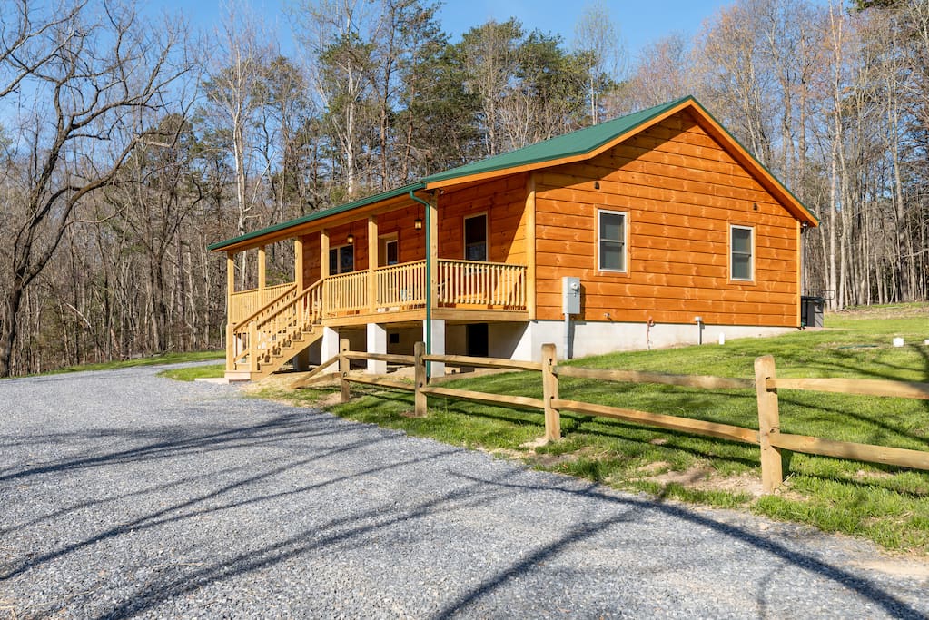 Beautiful Brand New Cabin, private, 10 miles Luray Cabins for Rent in