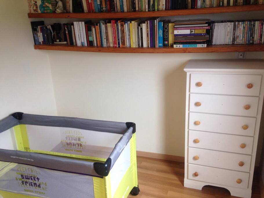 Pequeña habitación anexa a la habitación principal. Incluye una cuna (sin colchón) y libros y DVDs para toda la familia.