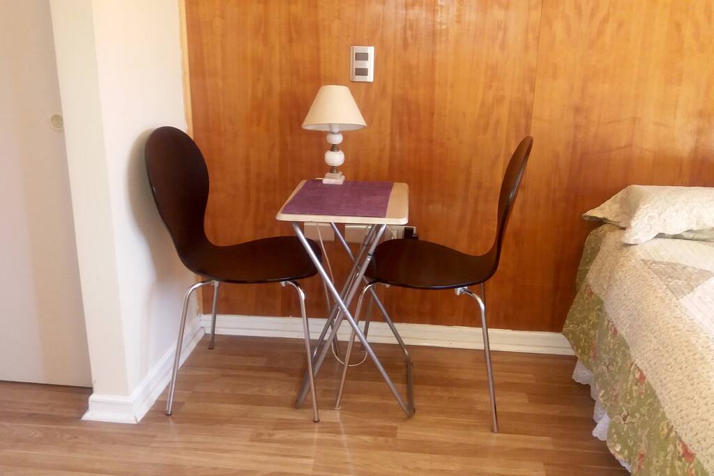 Mesa contigua a la cama, para el desayuno o la noche