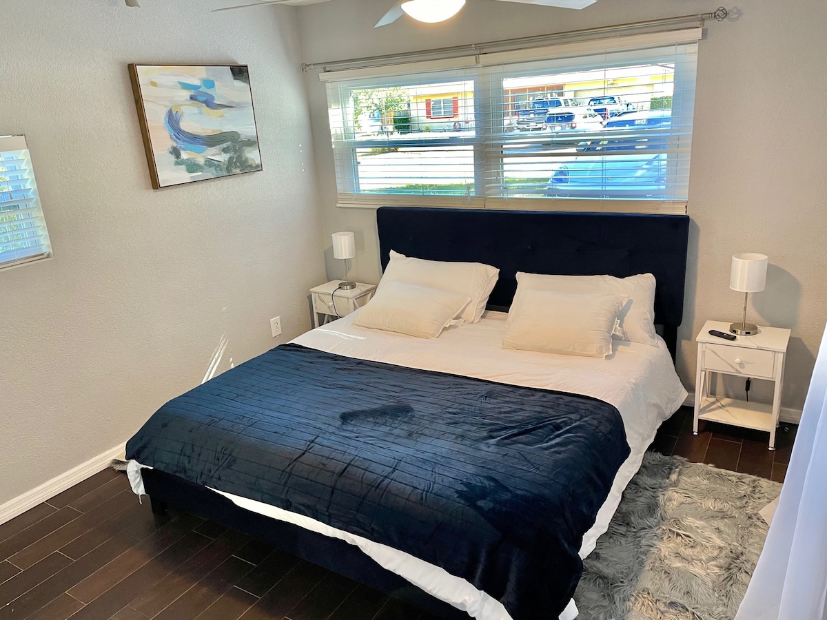 Sypialnia z dużym łóżkiem i telewizorem Roku