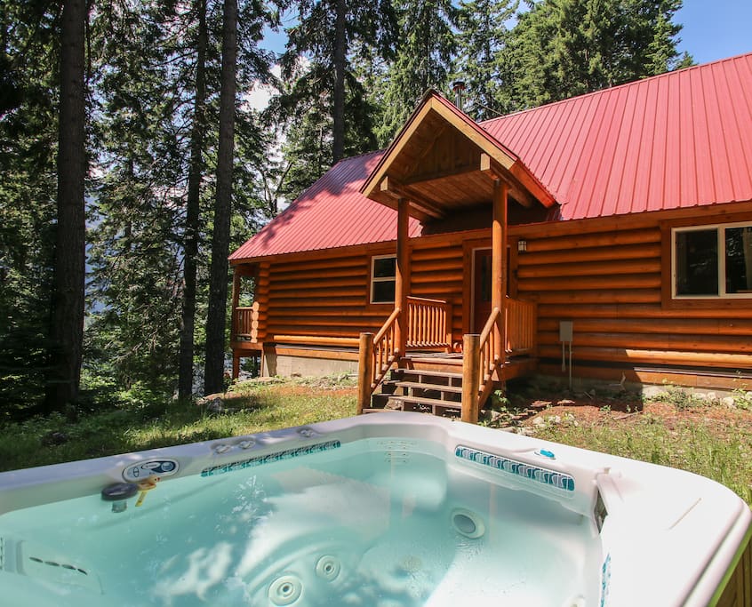 Log home lodge with peak a boo views of Lake Wenatchee
