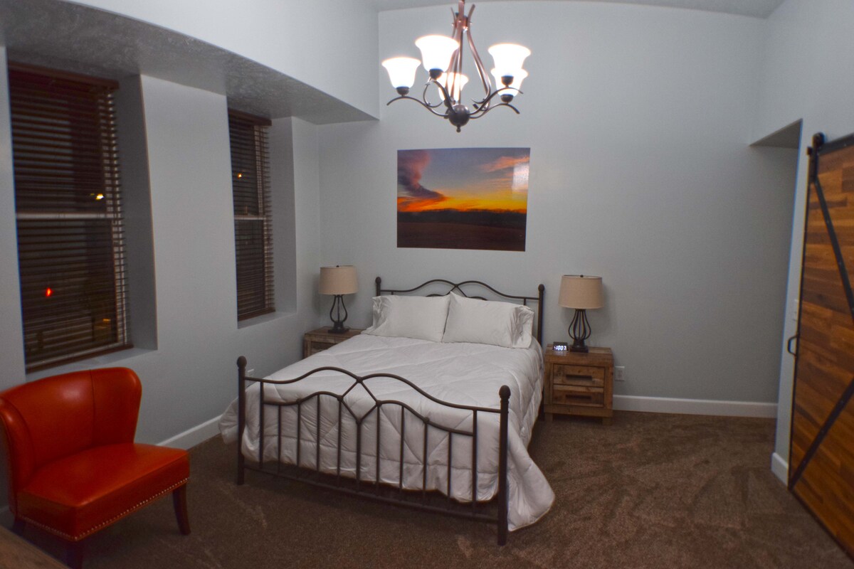 Glavna spavaća soba s bračnim krevetom, ormarom i pripadajućom kupaonicom. 