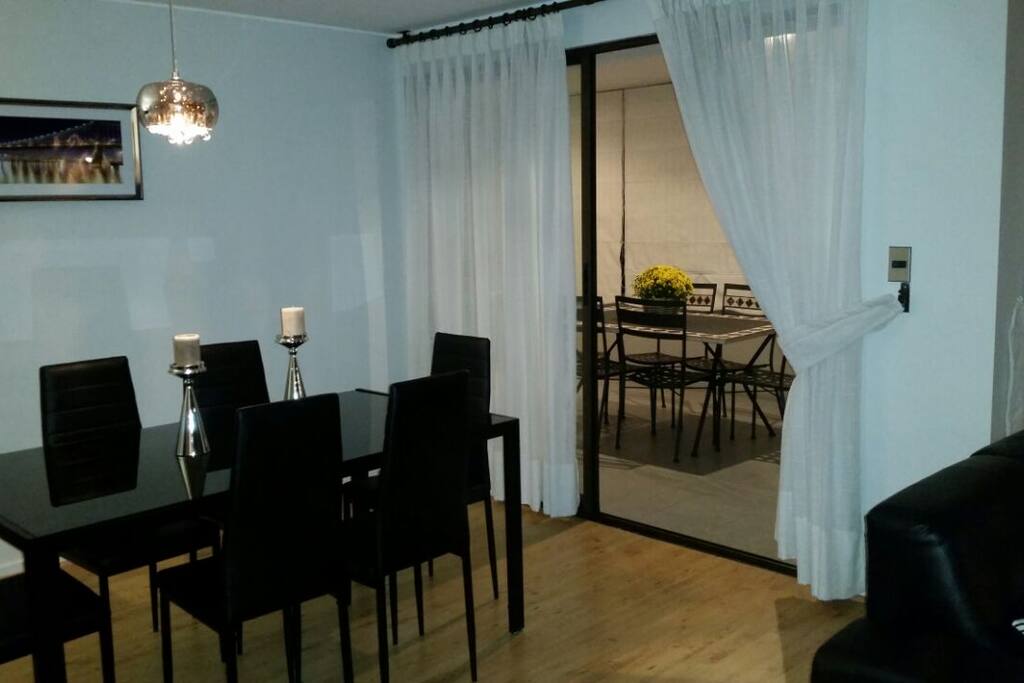 Comedor con acceso a amplia terraza.