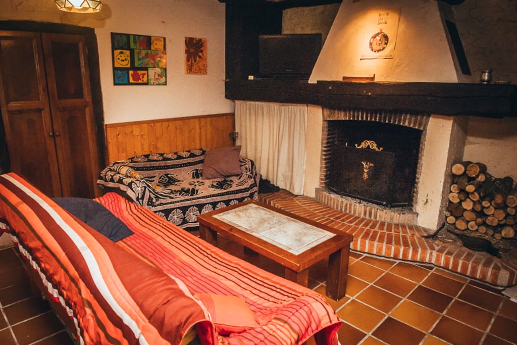 Salón con chimenea.