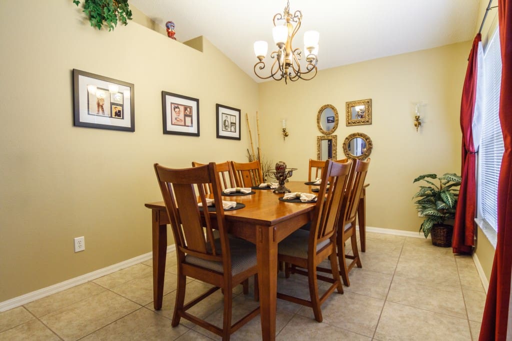 Dining Room - Seats 6