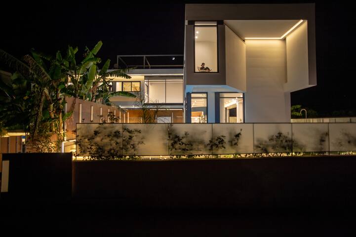 NRG Villa-Unique Architecture-5’on foot from beach gallery image 5