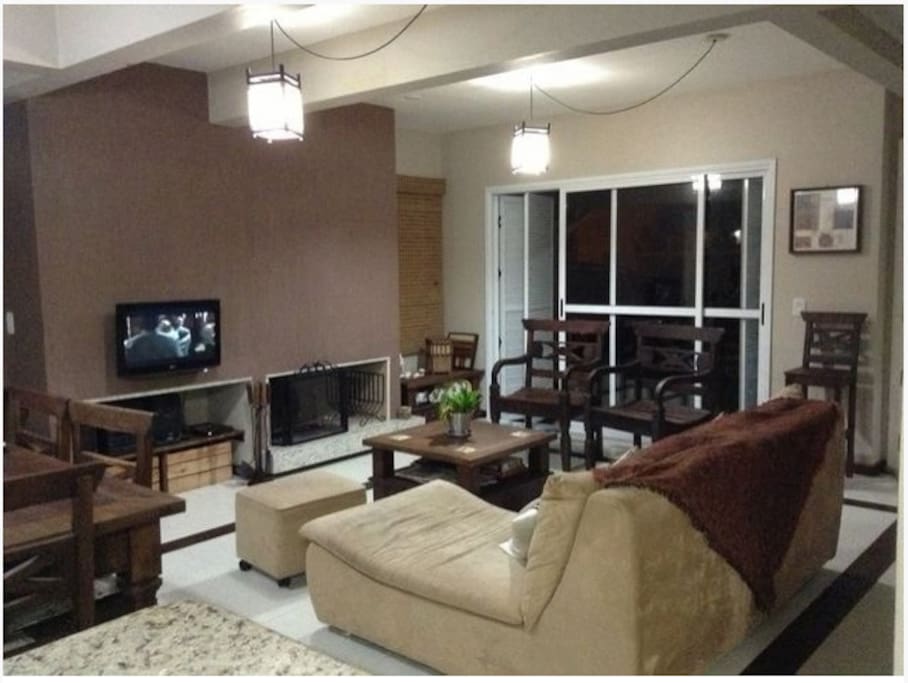 Sala de estar com lareira (mesa de centro e móveis de madeira foram trocados - falta atualizar foto)