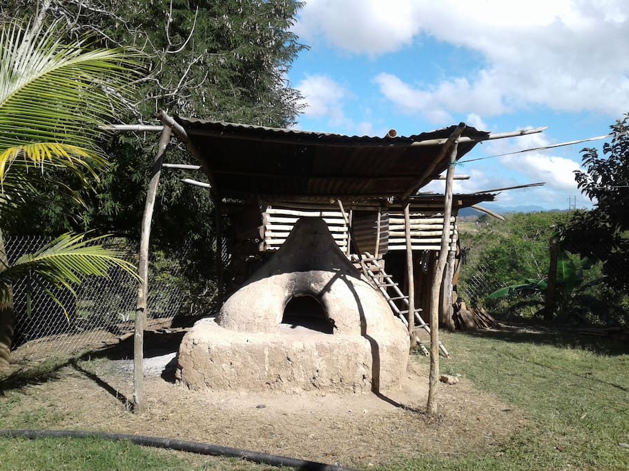 Horno y gallinero tradicional en el patio de casa de campo.
