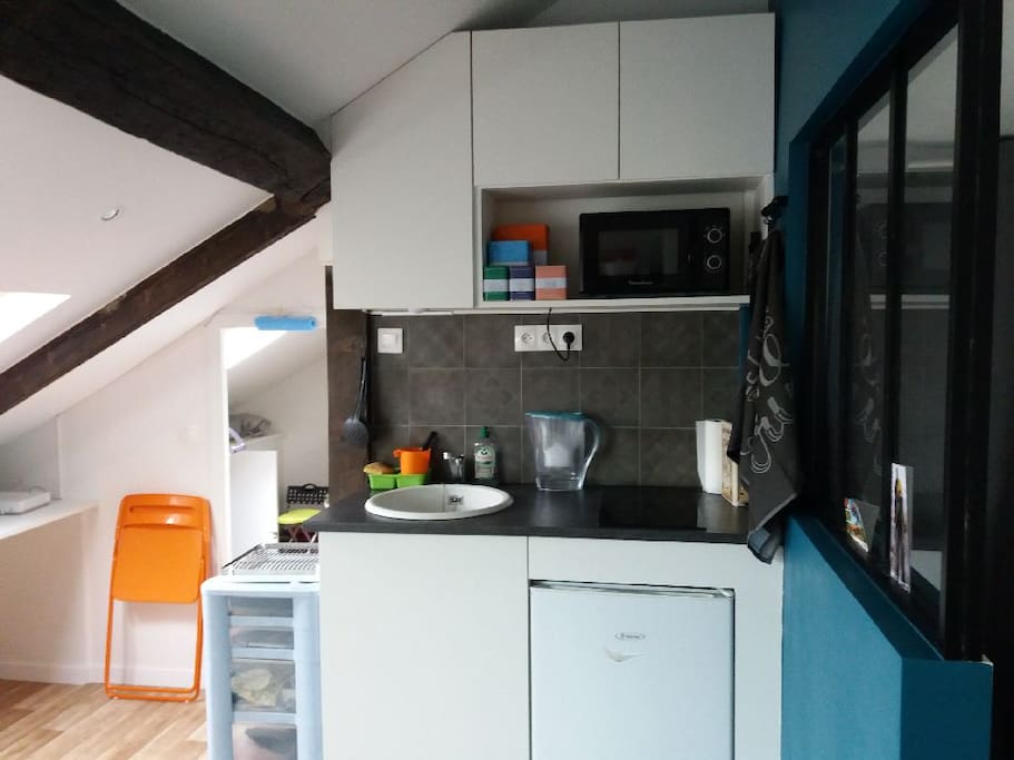 Coin cuisine (micro ondes, four électrique, plaques induction, réfrigérateur/congélateur)