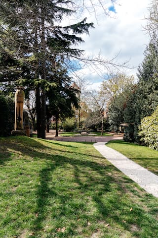 Luxury Coach House -3 rooms- Romantic City Garden