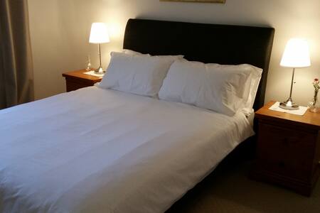 Quiet location. Close to cafes, restaurants, shops