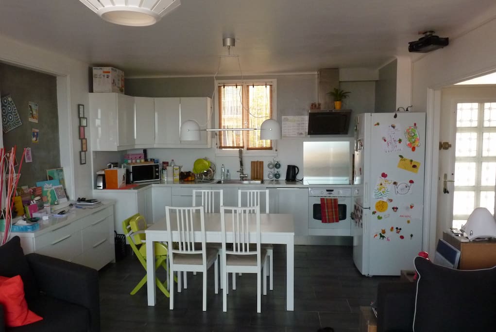 Cuisine toute équipée table extensible jusqu'à 10 personnes.