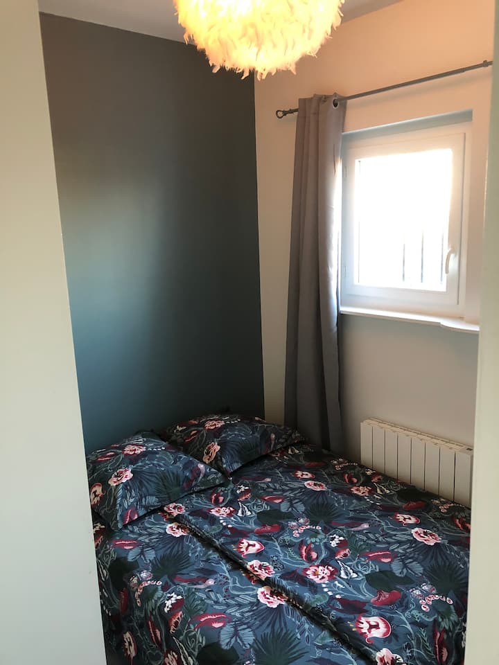 Dhomë gjumi e vogël 3 me 1 krevat në 140 