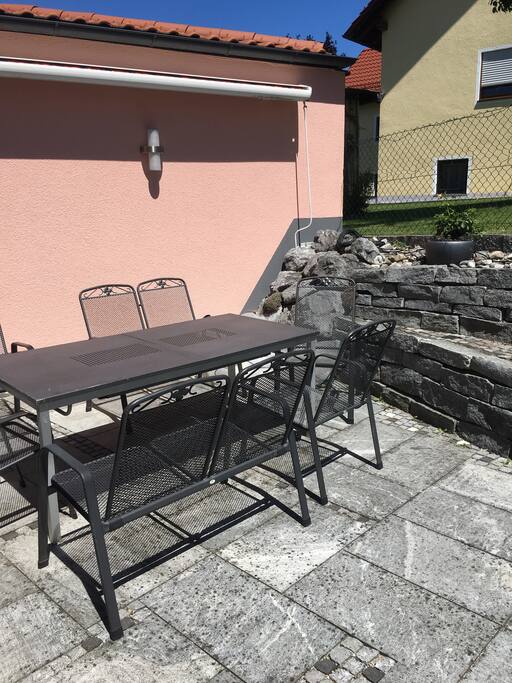 Garten mit Sitzgelegenheit